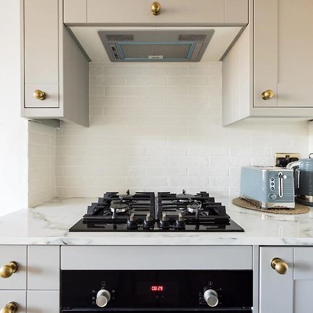 Luxurious 1-Bedroom Apartment In Kensington 런던 외부 사진
