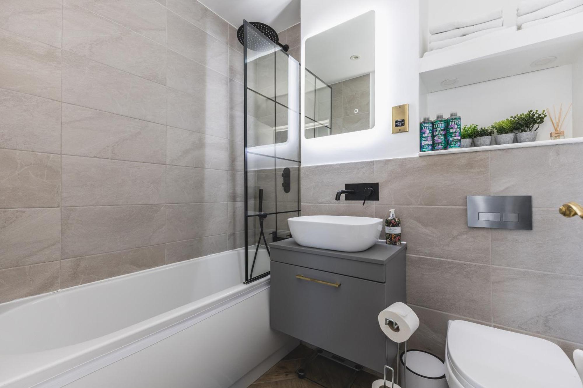 Luxurious 1-Bedroom Apartment In Kensington 런던 외부 사진