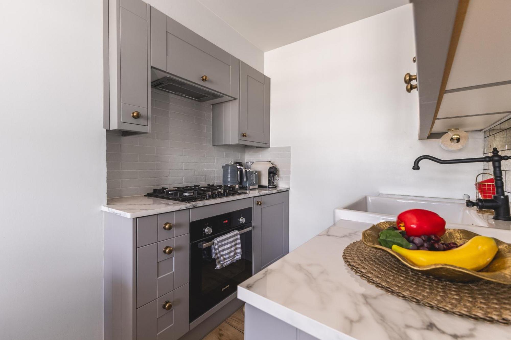 Luxurious 1-Bedroom Apartment In Kensington 런던 외부 사진