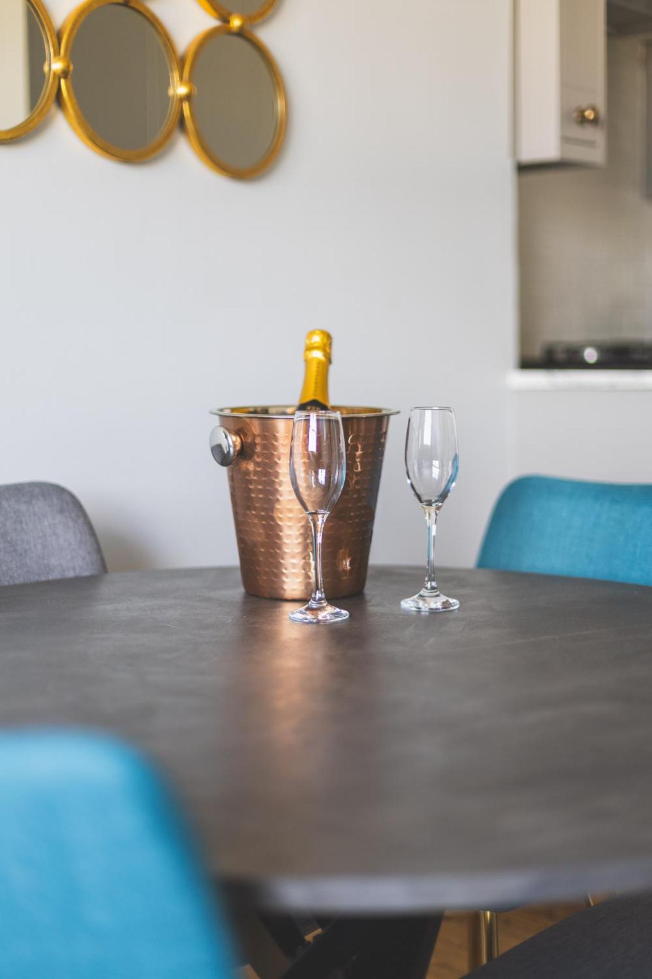 Luxurious 1-Bedroom Apartment In Kensington 런던 외부 사진